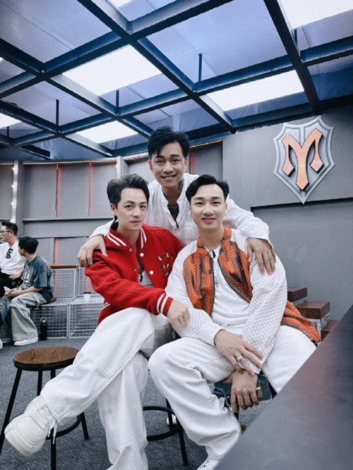 Nam ca sĩ giải thích: “Không phải tôi tự ti với những gì mình đang có tới mức phải né tránh ống kính máy quay. Sự thật là hướng quay chỉ có một mà có tới 33 anh tài. Tôi thích lùi lại phía sau để những bạn trẻ lên hình nhiều hơn, chương trình thêm phong phú". Ảnh: FB Tuấn Hưng.