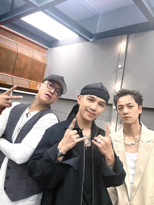 Tuấn Hưng còn bị nhiều khán giả nhận xét né ống kính. Ảnh: FB Tuấn Hưng.