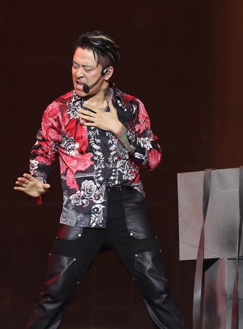 Tuấn Hưng có kinh nghiệm ca hát và chỗ đứng trong làng nhạc Việt. Tuy nhiên, khi thi Anh trai vượt ngàn chông gai, anh lại không có phong độ ổn định. Ảnh: FB Tuấn Hưng.