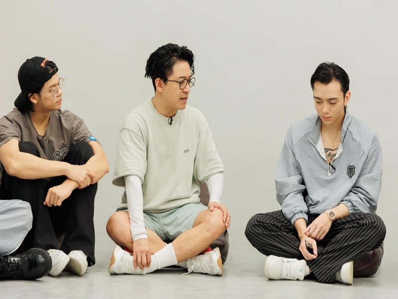 Tuấn Hưng có những lúc hạ cái tôi xuống thấp nhất có thể để hòa hợp với các anh tài khác. Ảnh: FB Tuấn Hưng.