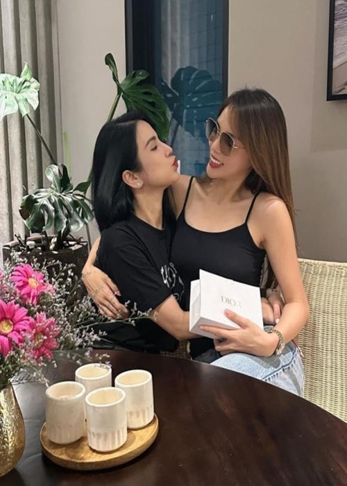 Kỳ Duyên và Diệp Lâm Anh luôn hỗ trợ, động viên, giúp đỡ nhau. Ảnh: Instagram Kỳ Duyên.