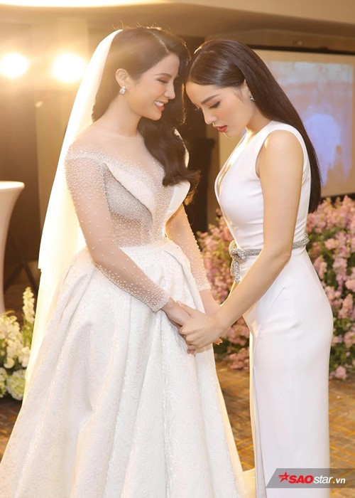 Kỳ Duyên là người dắt tay Diệp Lâm Anh bước vào lễ đường. Ảnh: Saostar.