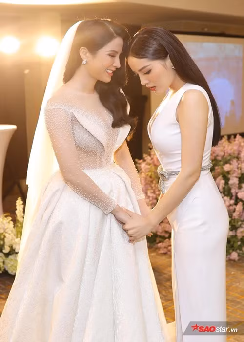 Kỳ Duyên là người dắt tay Diệp Lâm Anh bước vào lễ đường. Ảnh: Saostar.