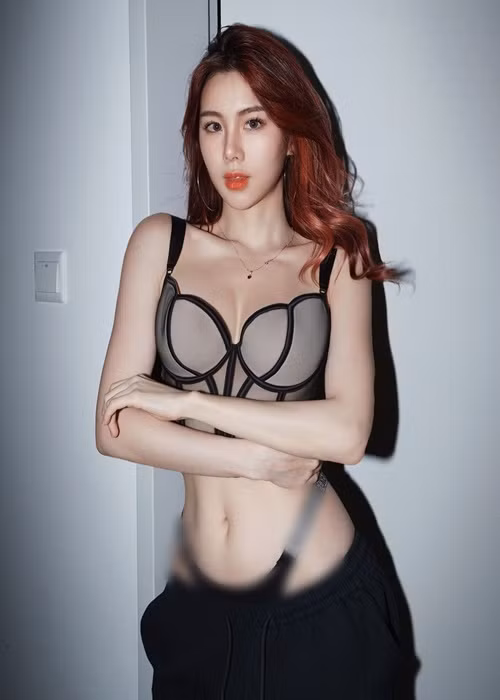 Cô nàng chuộng mốt lộ nội y khoe thân hình quyến rũ.