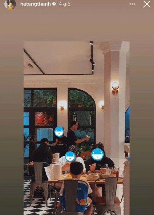 Mới đây, Tăng Thanh Hà chia sẻ khoảnh khắc Louis Nguyễn phục vụ bàn trong quán ăn. Cô chú thích hài hước: “Mới tuyển nhân viên mới”.