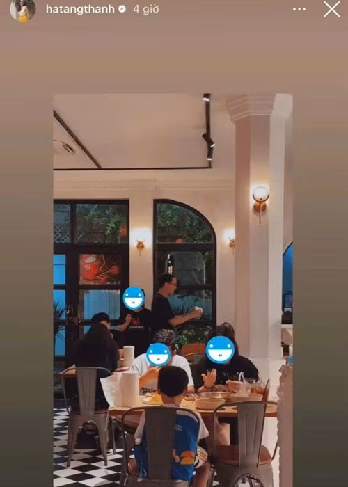 Mới đây, Tăng Thanh Hà chia sẻ khoảnh khắc Louis Nguyễn phục vụ bàn trong quán ăn. Cô chú thích hài hước: “Mới tuyển nhân viên mới”.