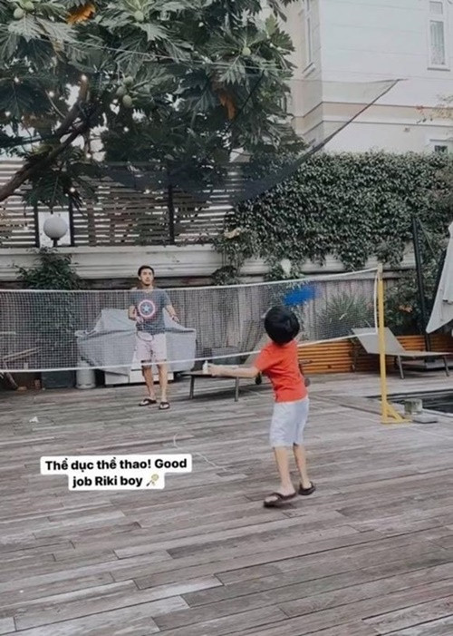 Louis Nguyễn có những hoạt động thể thao cùng các con. Trong ảnh, nam doanh nhân đánh cầu lông cùng bé Richard.