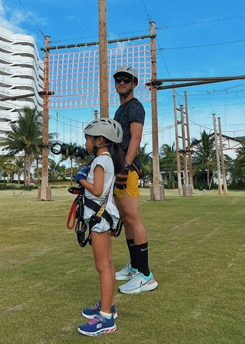 Chồng Hà Tăng cùng bé Chloe tham gia hoạt động thể thao.