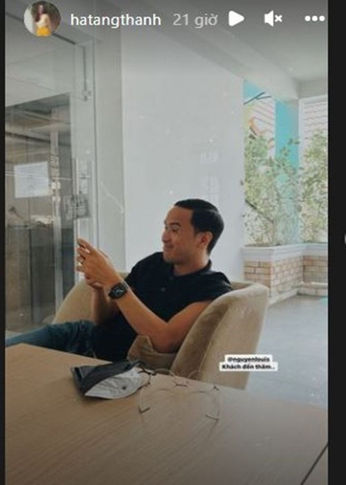 Louis Nguyễn luôn ủng hộ công việc của Hà Tăng. Nữ diễn viên từng khoe chồng bất ngờ ghé thăm nơi cô làm việc.