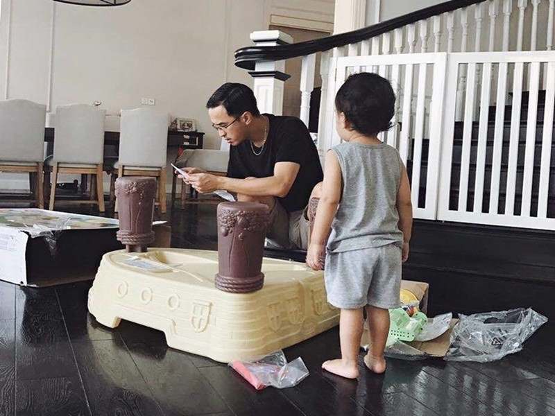 Chồng Tăng Thanh Hà chiều chuộng vợ lẫn các con. Trong ảnh, anh lắp ráp đồ chơi cho cậu con trai đầu lòng Richard.