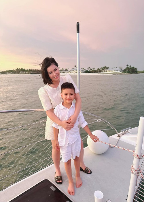 Vợ cũ Đan Trường đăng ảnh bên quý tử trên du thuyền trong một kỳ nghỉ.