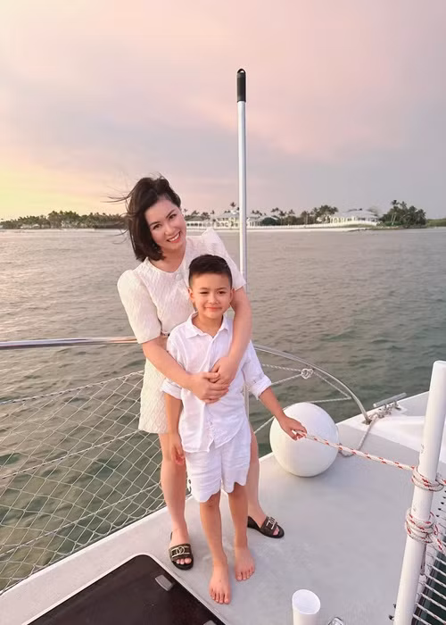 Vợ cũ Đan Trường đăng ảnh bên quý tử trên du thuyền trong một kỳ nghỉ.