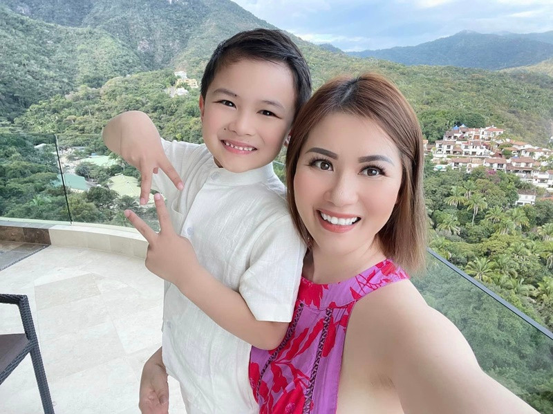 Thủy Tiên được nhiều cư dân mạng khen ngợi về gu thời trang lẫn nhan sắc.