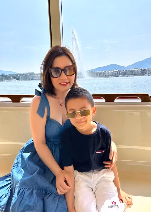 Vợ cũ Đan Trường chăm chút vẻ ngoài hơn trước đây. Cô dành thời gian dùng kem dưỡng da, chịu khó trang điểm, chọn đồ trẻ trung, năng động hơn.