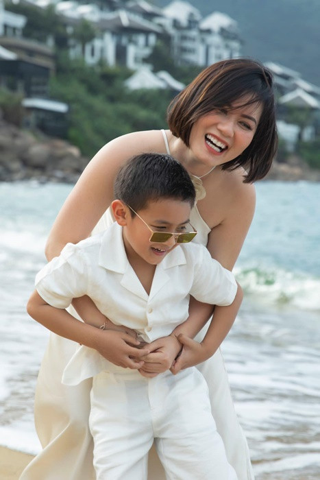 Nữ doanh nhân 8x trẻ trung, gợi cảm hơn tuổi thật.