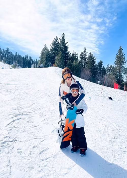 Thủy Tiên dẫn con trai đi trượt tuyết.