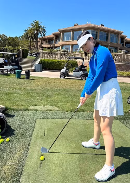 Nữ doanh nhân đánh golf khi rảnh rỗi.