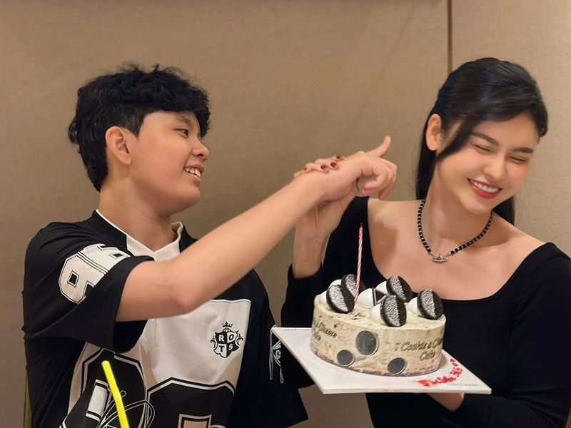 Nhiều người nhận xét, con trai càng lớn, nữ ca sĩ càng "lão hóa ngược".