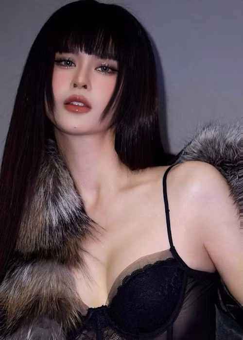 Phong cách thời trang của Trương Quỳnh Anh đa dạng, lúc trẻ trung, cá tính khi sắc sảo, quyến rũ.