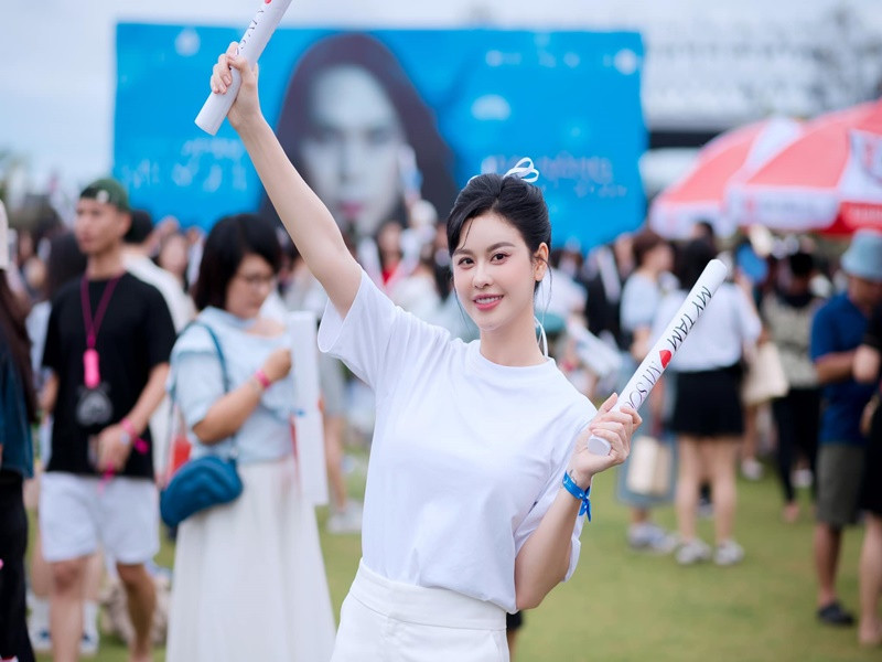 Trương Quỳnh Anh mặc áo phông, chân váy ngắn, trẻ trung như nữ sinh.