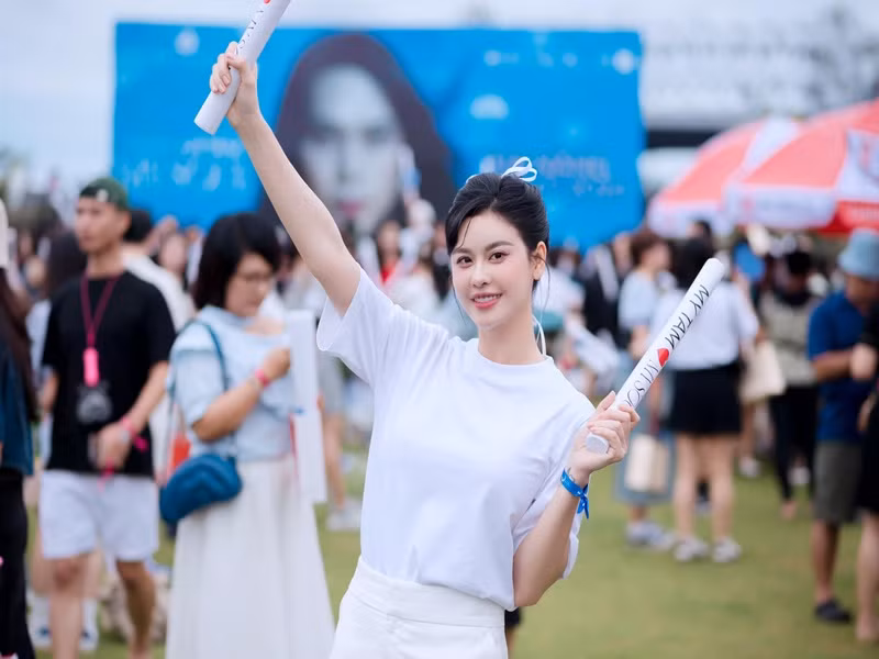 Trương Quỳnh Anh mặc áo phông, chân váy ngắn, trẻ trung như nữ sinh.