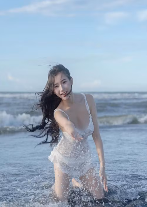 Hiện tại, hot girl xinh đẹp có hơn 300.000 người hâm mộ trên Instagram.