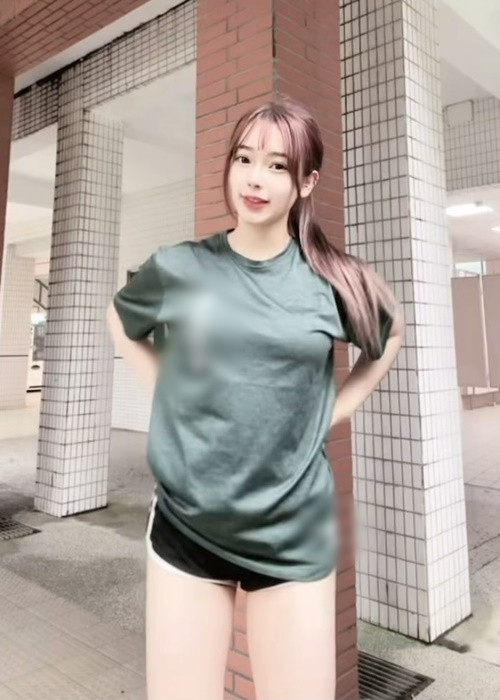 Set trang phục của cô nàng khiến nhiều người tưởng hot girl siêu vòng một diện độc chiếc áo ra đường.