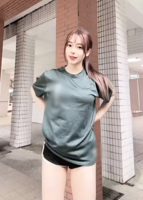 Set trang phục của cô nàng khiến nhiều người tưởng hot girl siêu vòng một diện độc chiếc áo ra đường.