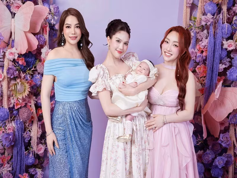 Mới đây, Ngọc Trinh đến chúc mừng con gái Lý Thùy Chang tròn 1 tháng tuổi. Ảnh: FB Lý Thùy Chang.