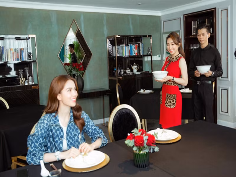 Khi Ngọc Trinh ghé thăm công ty, Lý Thùy Chang dừng làm việc để nấu bún mắm miền Tây chiêu đãi bạn thân. Ảnh: Dân Việt.