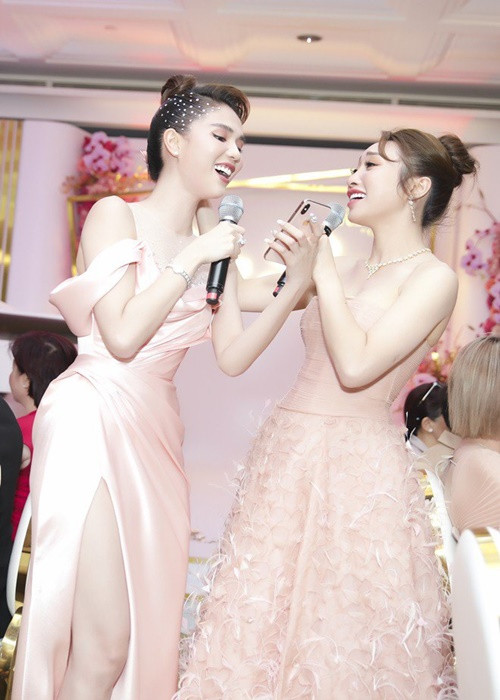 Đôi bạn thân có nhiều sở thích chung như mua sắm, ca hát. Ảnh: Thời Đại Plus.