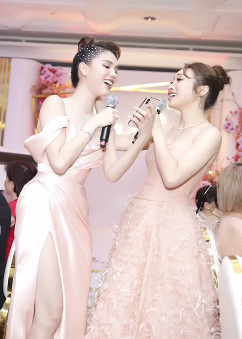 Đôi bạn thân có nhiều sở thích chung như mua sắm, ca hát. Ảnh: Thời Đại Plus.