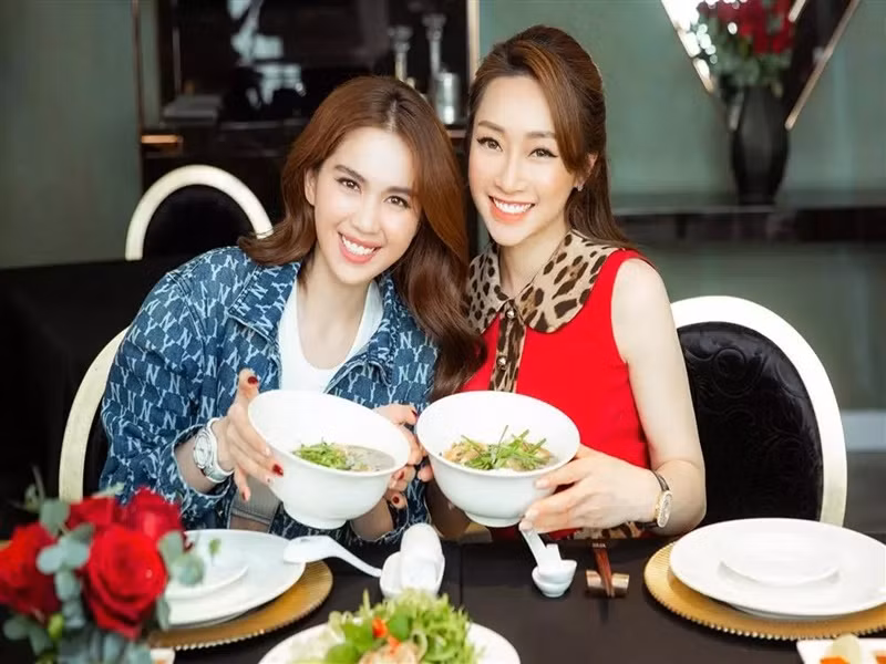 Ngọc Trinh chia sẻ trên Vietnamnet, cô sinh ra ở miền Tây nên yêu cầu cao với món bún mắm. Ngọc Trinh khen Lý Thùy Chang nấu ngon và chấm 8 điểm. Ảnh: Vietnamnet.