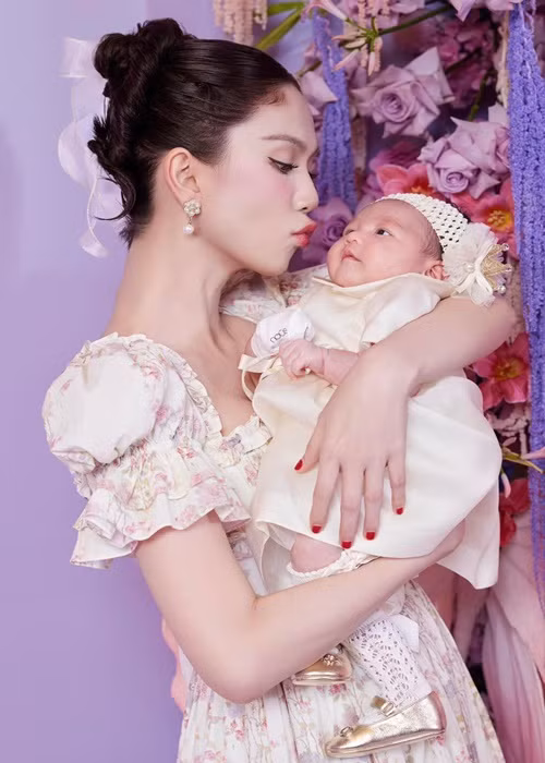 Người mẫu Ngọc Trinh cưng nựng ái nữ nhà Lý Thùy Chang. Ảnh: FB Lý Thùy Chang.