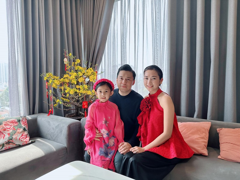 Vợ chồng Lam Trường đang có kế hoạch sinh thêm con. “Phoebe rất mê có em. Dù vậy, lịch trình của tôi dày quá, lúc gần nhau lại qua thời điểm. Đợt này, hai vợ chồng dặn nhau ráng, con cái là lộc trời cho nhưng mình phải chủ động chút”, anh nói. Ảnh: FB Yến Phương.