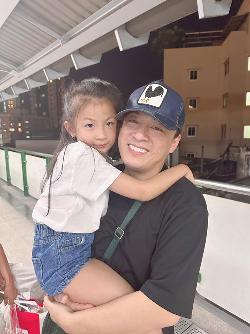 Vợ Lam Trường chia sẻ, trên sân khấu, chồng là ca sĩ nổi tiếng nhưng về nhà anh thương yêu vợ con, trân trọng gia đình. Ảnh: FB Yến Phương.