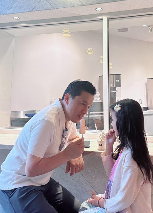 Mỗi khi ở nhà, Lam Trường dành nhiều thời gian phụ giúp vợ kém 17 tuổi chơi đùa và dạy dỗ con gái. Ảnh: FB Yến Phương.