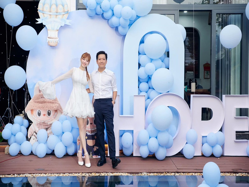 Cặp đôi diễn viên đình đám diện trang phục tông trắng trong tiệc sinh nhật của con trai. Ảnh: FB Nhã Phương.