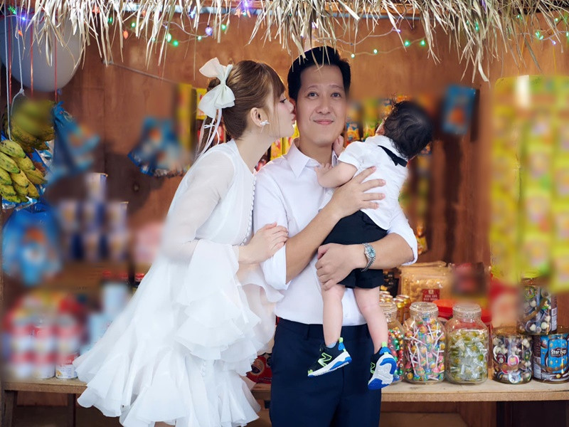 "Mười Khó" và vợ tổ chức sinh nhật hoành tráng cho quý tử. Ảnh: FB Nhã Phương.