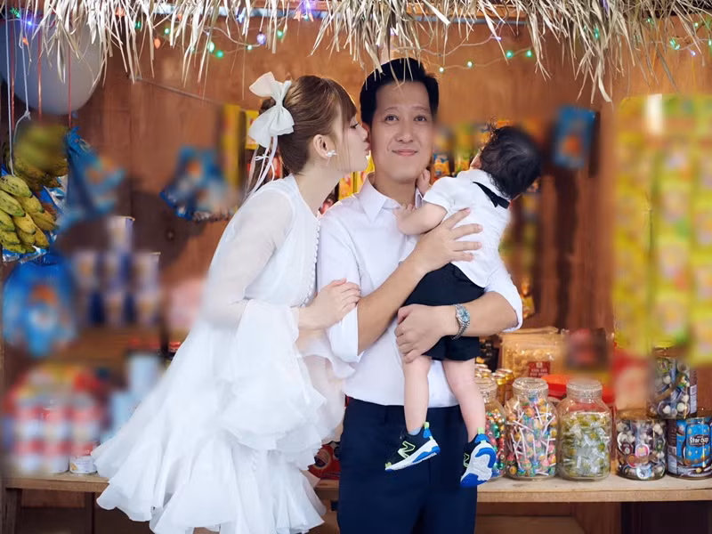 "Mười Khó" và vợ tổ chức sinh nhật hoành tráng cho quý tử. Ảnh: FB Nhã Phương.