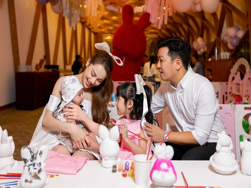 Con gái và con trai Nhã Phương đều đã lộ mặt hoàn toàn. Ảnh: FB Nhã Phương.