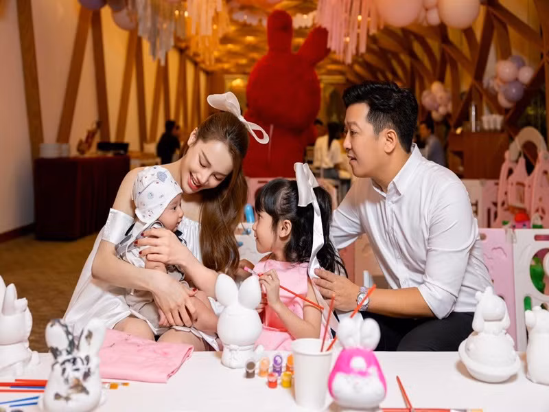 Con gái và con trai Nhã Phương đều đã lộ mặt hoàn toàn. Ảnh: FB Nhã Phương.