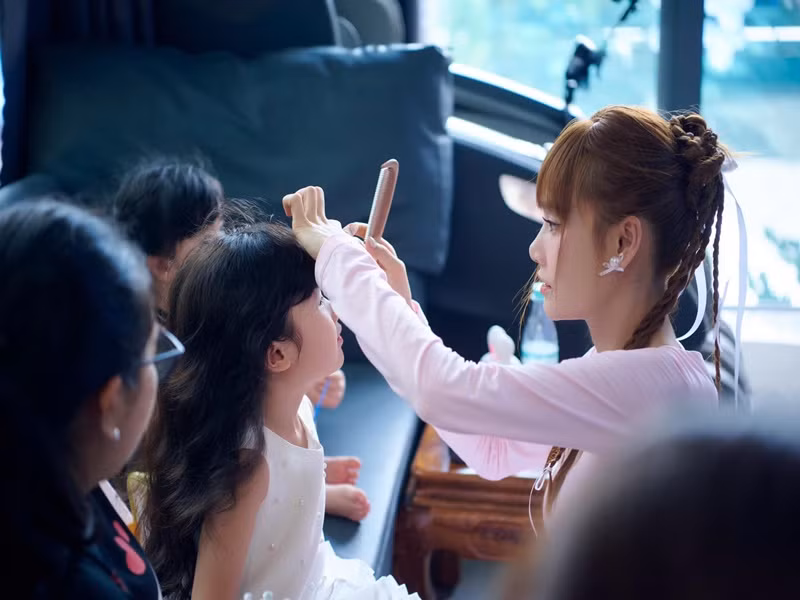 Trong tiệc sinh nhật bé Hope, Nhã Phương ân cần chăm sóc con gái Destiny. Ảnh: FB Nhã Phương.