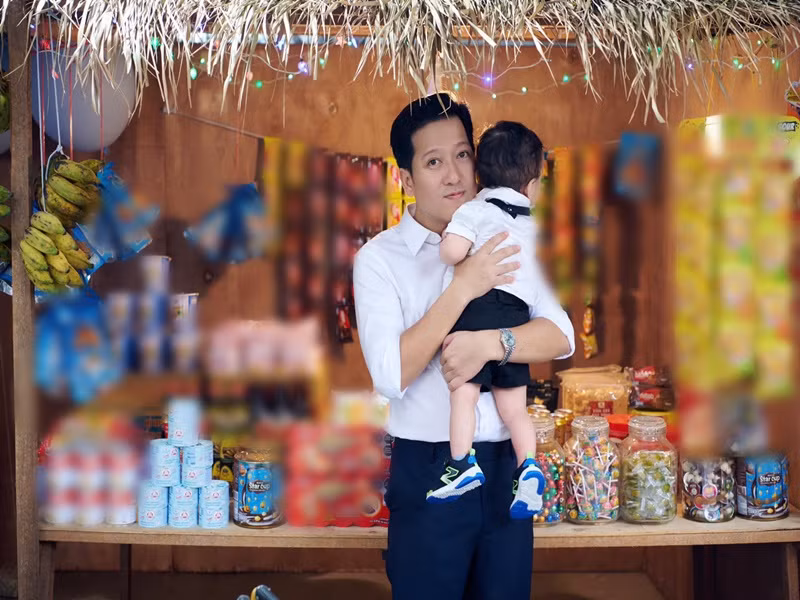 Trường Giang thiết kế gian hàng quê hết sức kỳ công cho bé Hope. Ảnh: FB Nhã Phương.