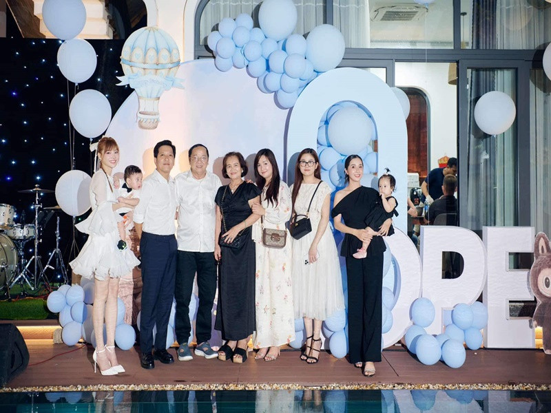 Vợ chồng Trường Giang mời người thân dự tiệc sinh nhật của quý tử. Ảnh: FB Phương Anh.