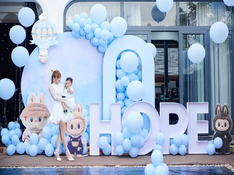 Nhã Phương trang trí sân khấu dễ thương bên bể bơi cho con trai. Ảnh: FB Phương Anh.