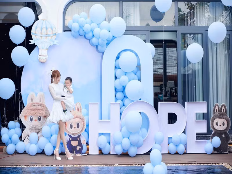 Nhã Phương trang trí sân khấu dễ thương bên bể bơi cho con trai. Ảnh: FB Phương Anh.