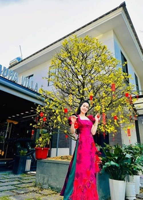 Nhật Kim Anh hiện tại sở hữu khối tài sản “khủng”. Cô có một biệt thự 20 tỷ, những chiếc xe hơi sang trọng. Ảnh: FB Nhật Kim Anh.
