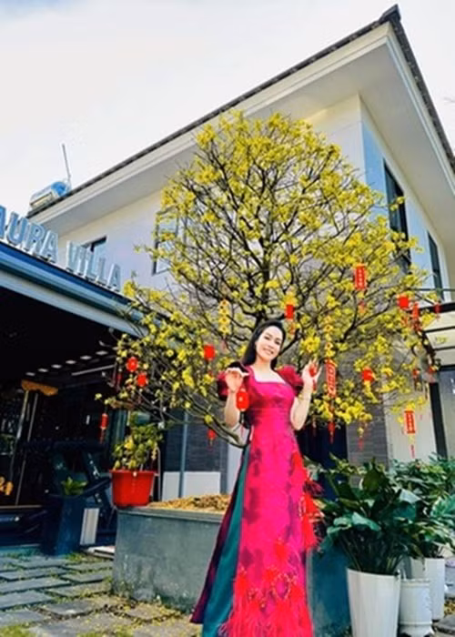 Nhật Kim Anh hiện tại sở hữu khối tài sản “khủng”. Cô có một biệt thự 20 tỷ, những chiếc xe hơi sang trọng. Ảnh: FB Nhật Kim Anh.