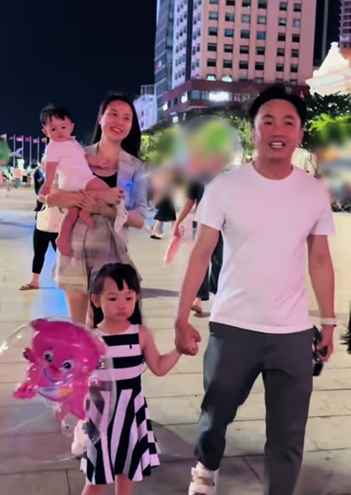 Nữ ca sĩ từng khoe clip cùng chồng đưa các con đi chơi. Ảnh: TikTok Đàm Thu Trang.